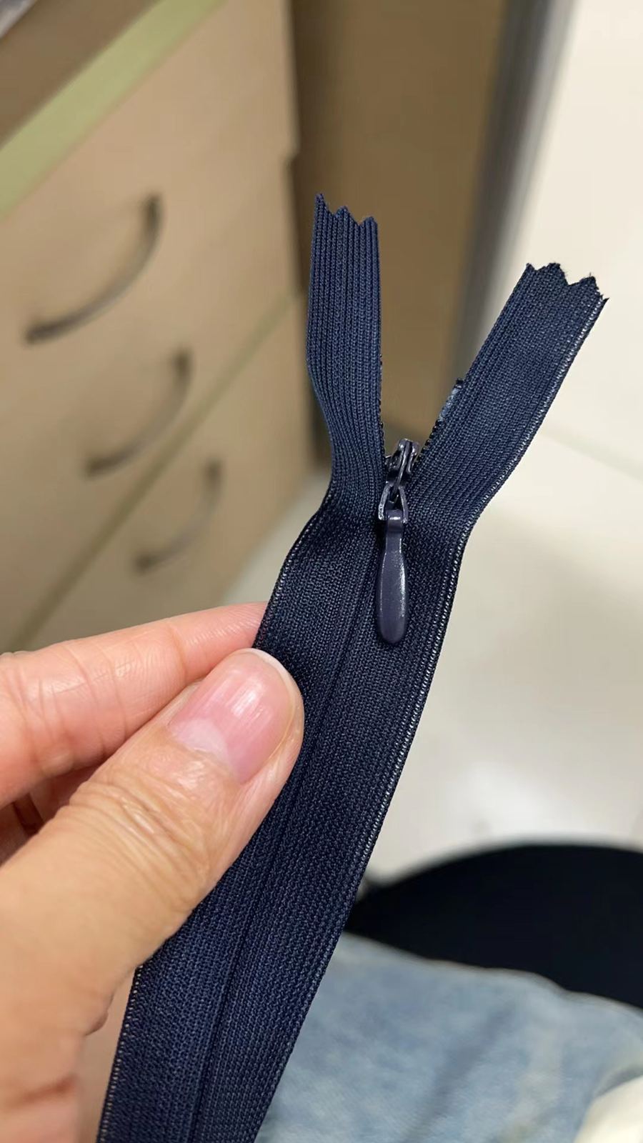 Invisible nylon zipper