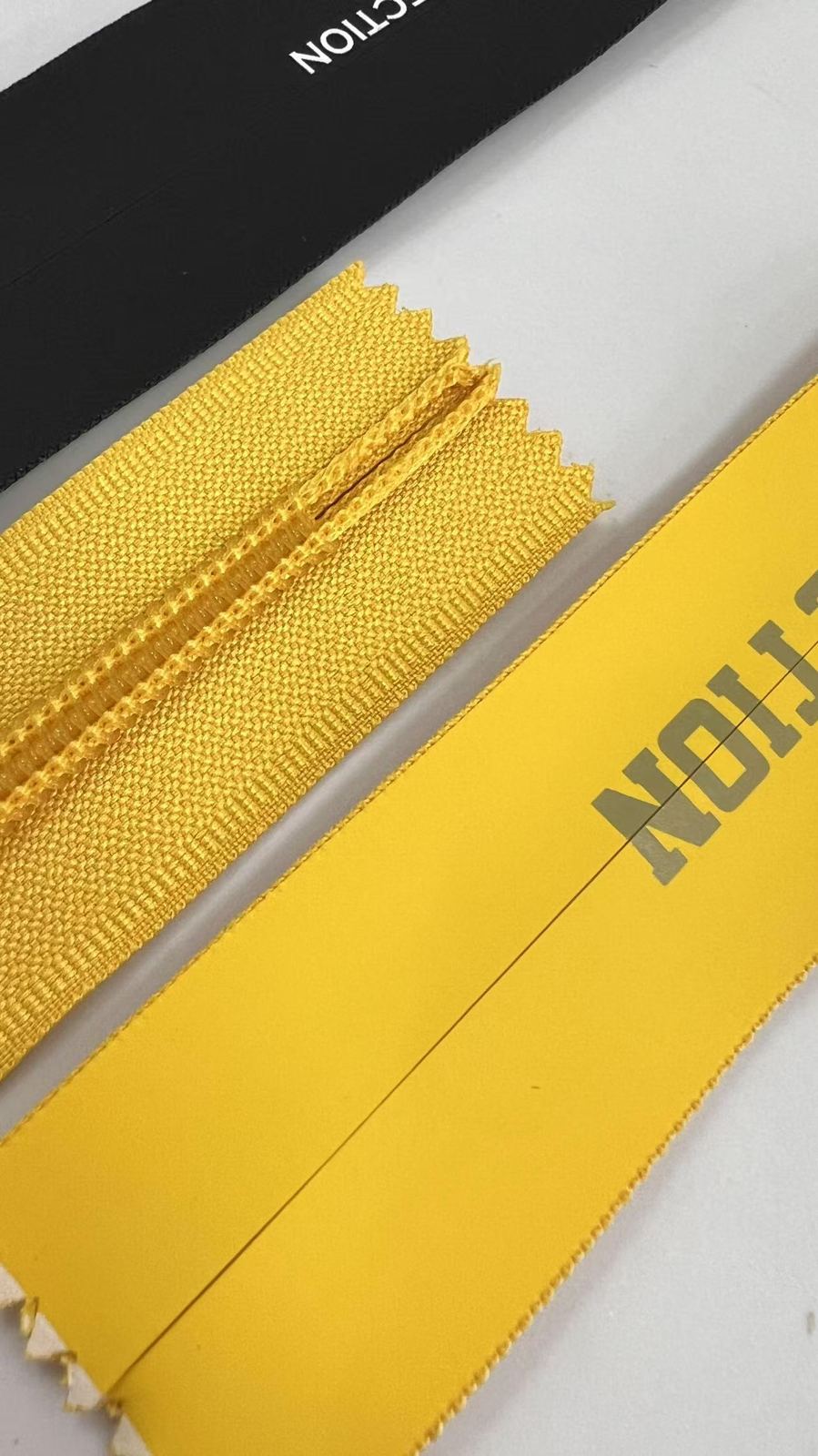Splash-resistant nylon zipper